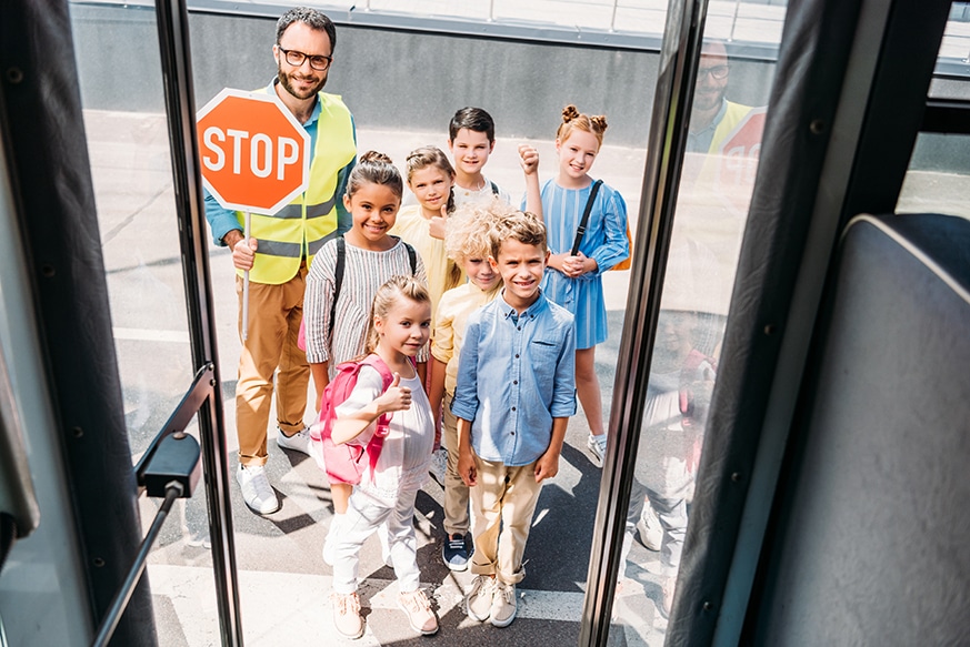 enfants devant un car
